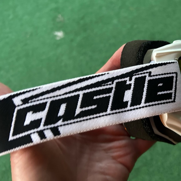 Snow goggles. Castle brand with adjustable strap and drawstring carrying case. - Picture 5 of 10